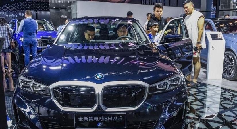 Vámok és kínai visszaesés árnyékolja be a kilátásokat: csökkenő profitra készül a BMW