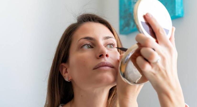 Fiatalítja és üdévé teszi az arcot: egyszerű szemsmink, ami megnyitja a tekintetet