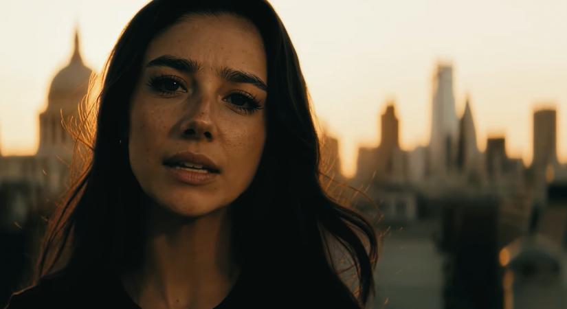 AI-dalt énekel az AI-színésznő, de bár ne tenné