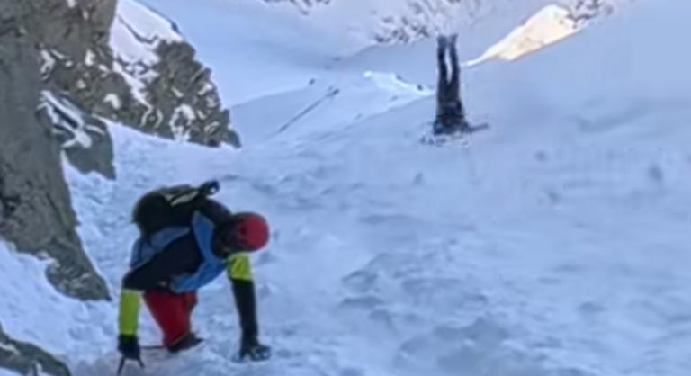 Videón, ahogy megállíthatatlanul zuhan egy turista a jeges hegyoldalon és csodával határos módon túléli