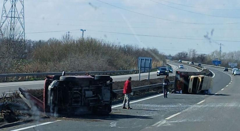 Autószállító tréler borult fel Hatvannál, szörnyű, ahogy kinéz a helyszín – fotó