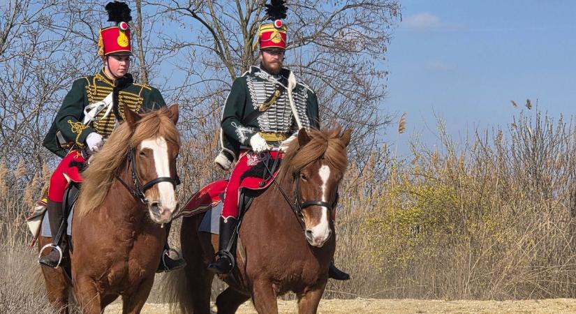 Lovak dobogása és gyerekzsivaj – ilyen volt a szőnyi huszárbemutató