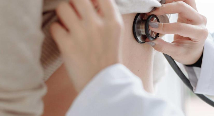 Újabb halálos áldozatot követelt az influenza, csökkenőben az esetszám