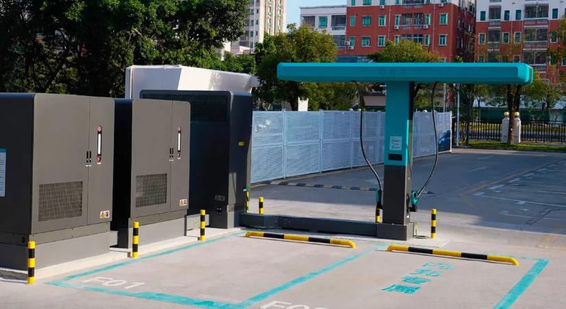 Olyan gyorsan tölt, ahogy tankolunk – nálunk is lesz villámgyors BYD-állomás