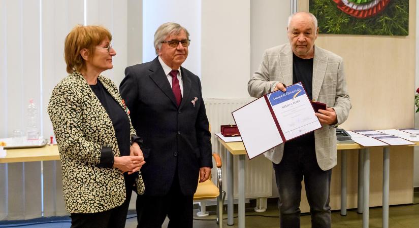 Átadták a MÚOSZ sajtódíjait, Németh Péter, a Népszava főszerkesztője Aranytoll Életműdíjat kapott