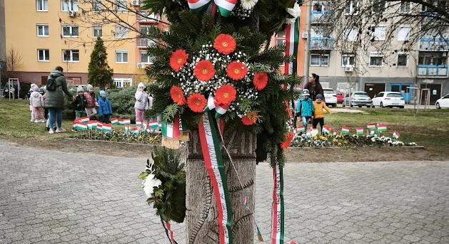 Koszorúzással indult a március 15-i ünnepi programsorozat Szolnokon