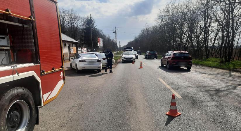 Két autó ütközött Nyíregyházán (fotókkal)