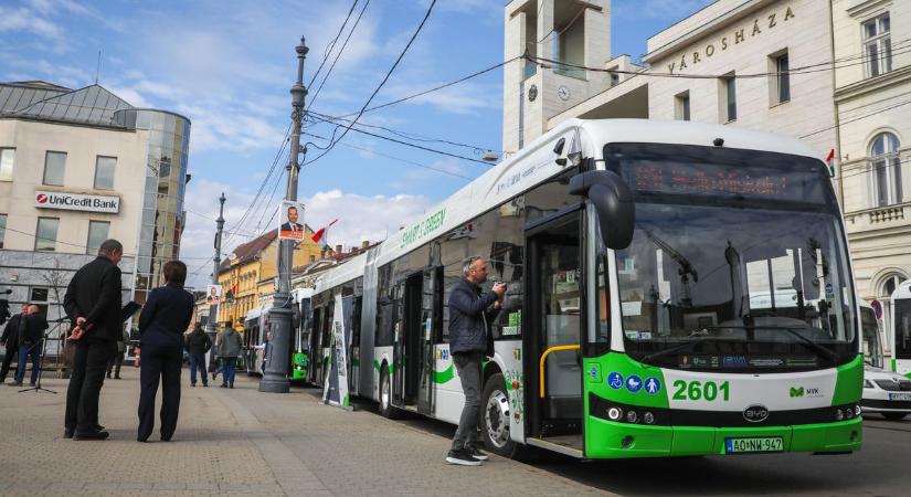 Zöld és innovatív – Miskolcon állnak forgalomba a térség legelső csuklós BYD elektromos buszai - fotók