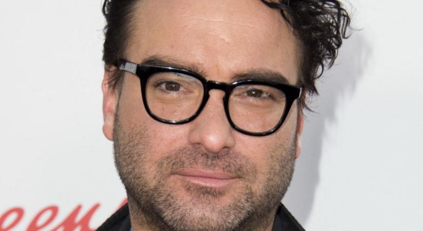 Ilyen vendégszobában aludnál az Agymenők sztárjánál – csíkos tapéta, perzsa szőnyeg és egy különleges ágyvég