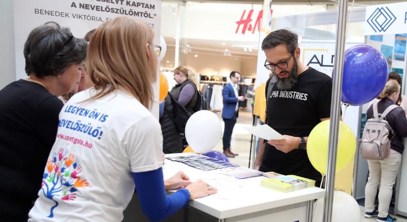 Érdemes benézni – Biztos munkát ígér a most is zajló állásbörze (videó és galéria)