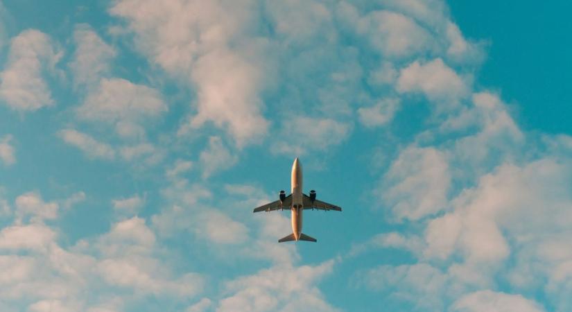 Egy légitársaság új szabályt vezet be: bizonyos utasokat leszállíthatnak a gépről