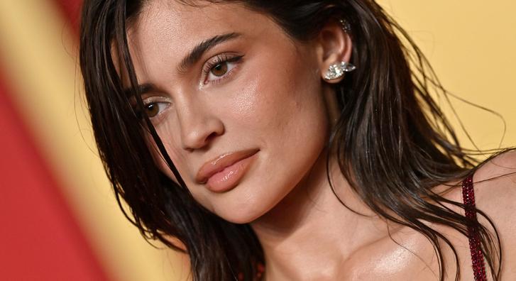 Meztelen fotó került fel az internetre Kylie Jennerről, csak egy masni takarja a testét