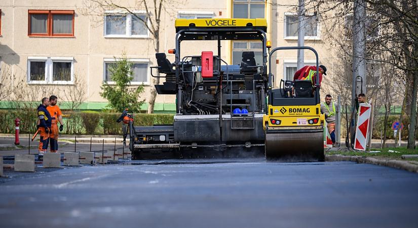 Elindult az István út egy szakaszának nagyfelületű útjavítása, nő a parkolóhelyek száma – fotókkal