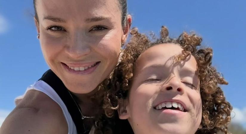 Hallássérült, mégis teljes életet él – Debreczeni Dóra kisfia rengeteg mindenre tanítja a családját