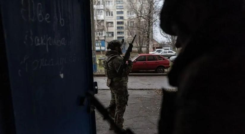 Maszkos toborzók csapnak le az utcákon Ukrajnában – sokkoló videók terjednek a kényszersorozásról