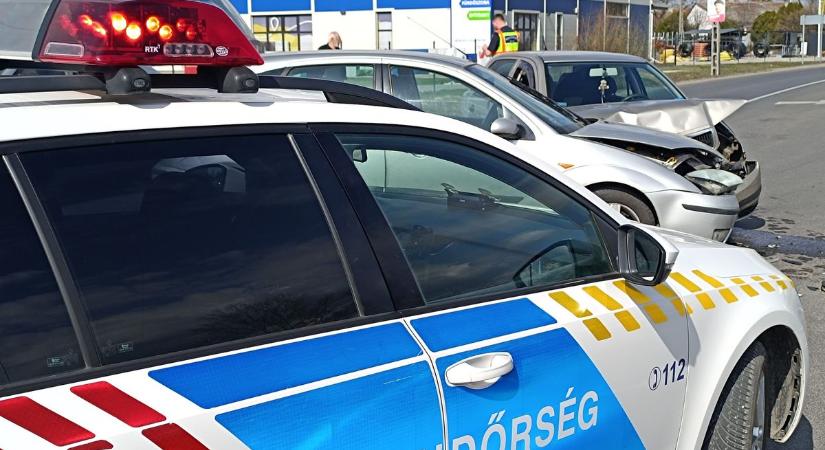 Csúnyán összetört két autó az 53-as főúton, rendőrök irányítják a forgalmat – fotók, videó