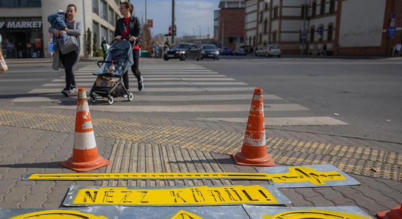 „Nézz körül!” – piktogramokkal hívják fel a gyalogosok figyelmét Debrecenben a biztonságos közlekedésre