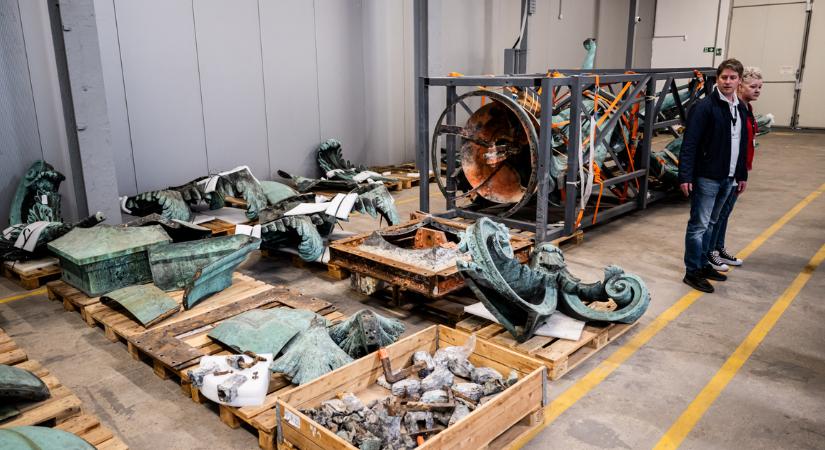 Húsz kilogrammos díszek zuhanhattak volna a turistákra a Hősök terén