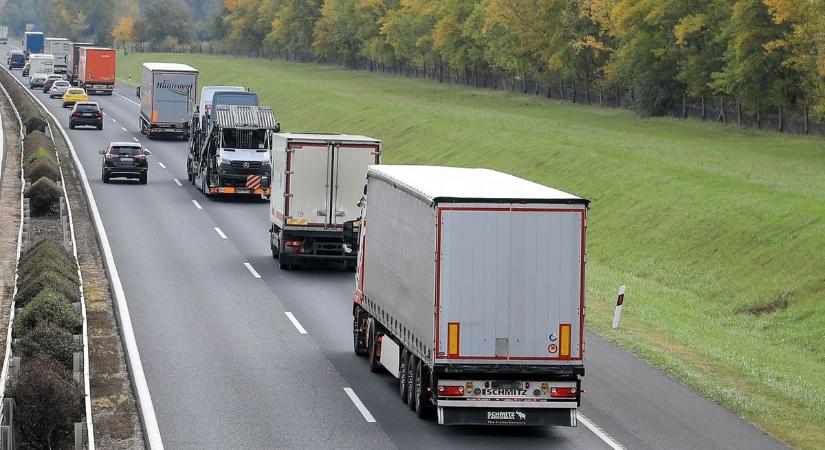 Több mint 10 kilométeres a kocsisor az M1-esen