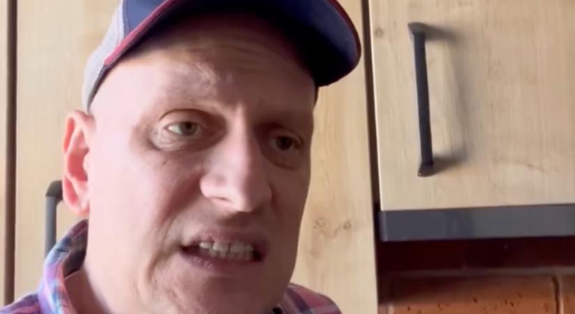 Könnyesre neveti magát: így csinált viccet a benzinársapkából a magyar humorista