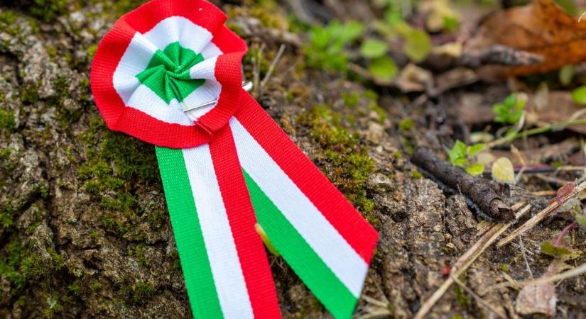 Százszámra gyártotta a kokárdát Máriahalom