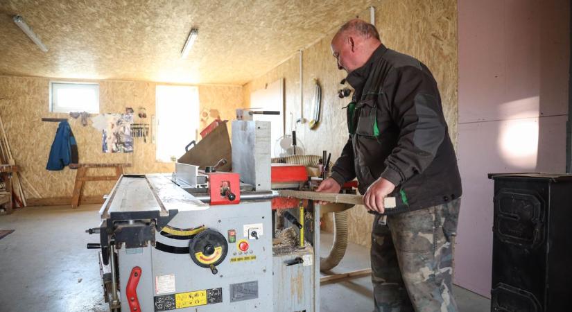 Elkészült a falu postaládája, egy ezermester műhelye lett az összedőlő viskóból – galériával