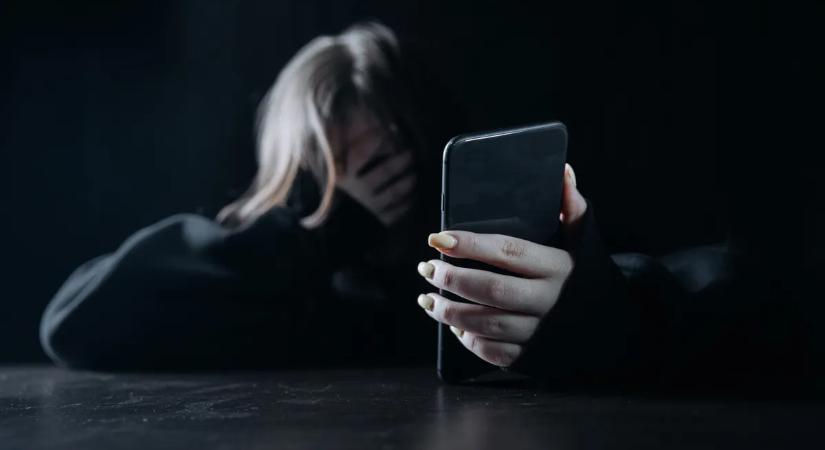Öngyilkos lett egy kislány, miután zaklatták a neten