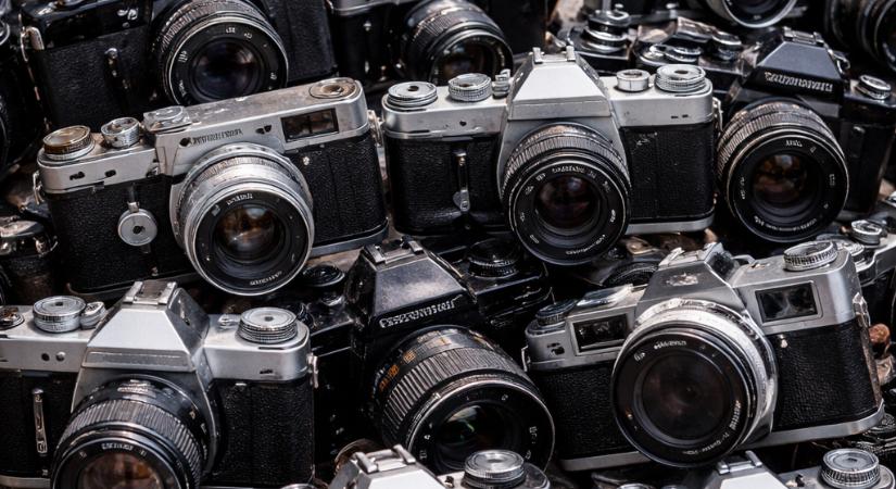 Monumentális Leica-szobor készül Egerben régi fényképezőgépekből