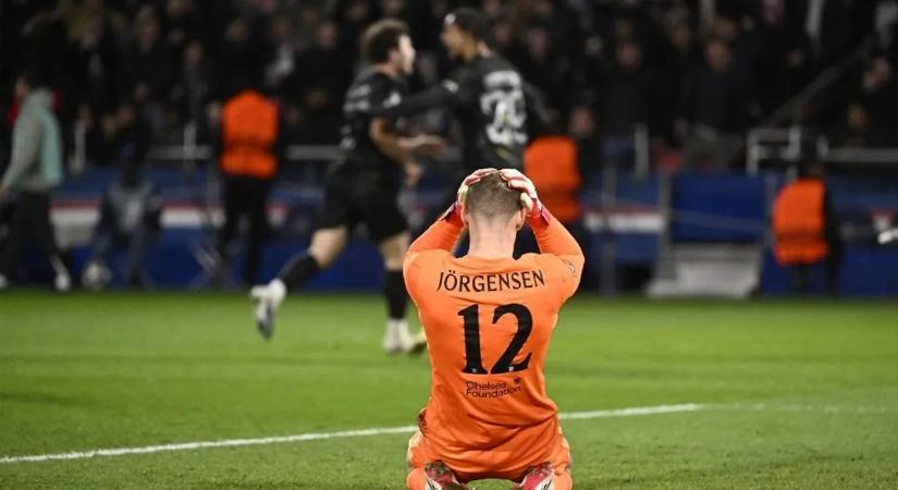 Hatalmasat hibázott a Chelsea kapusa, majd megsértette a szurkolókat – videó