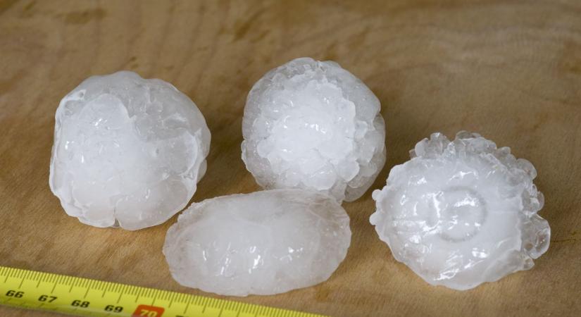 Hatalmas jégdarab pottyant le az égből: rekordot is dönthet (Videó)