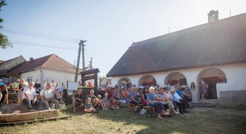 Két perc sétára a Kinizsi-vártól kétszáz évet léphetünk vissza az időben Nagyvázsonyban (videó)