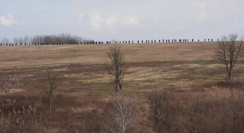 Sosem találná ki, kivel és mit csináltak MA az Akasztó-dombon!