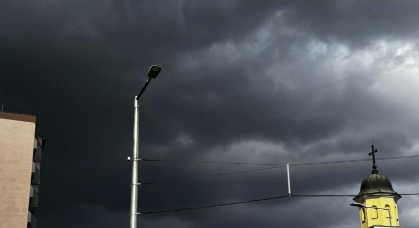Jégeső és vihar érkezhet, a szomszédos vármegyében már gyülekeznek a felhők