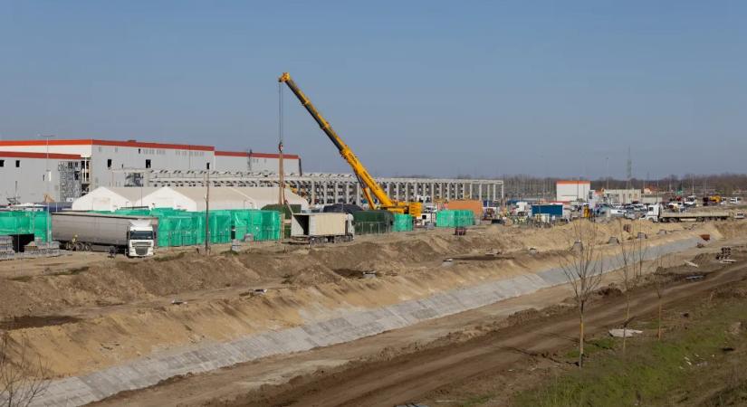 Mentőhelikopter érkezett ki a debreceni CATL-hez, a helyi tiszás jelölt szerint a magasból lezuhant egy munkás