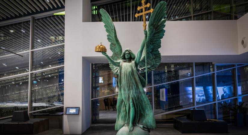 Idén év végéig visszarepülhet őrhelyére a Hősök tere restaurált Gábriel arkangyal szobra