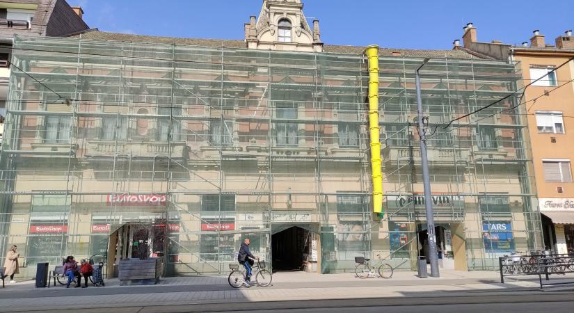 Felállványozták Vásárhely patinás belvárosi épületét