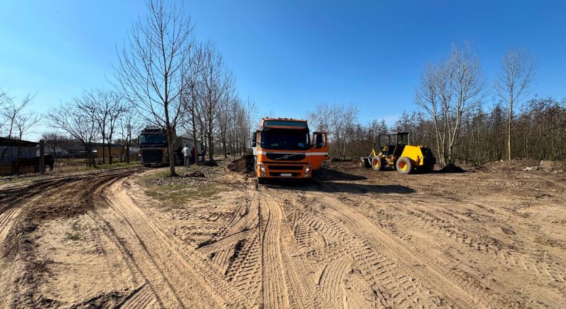 Nincs elég baja Mikepércsnek, még építési törmelékkel is megszórták a községet