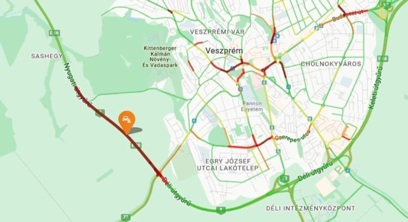 Műszaki hibás teherautó akadályozza a forgalmat Veszprémnél