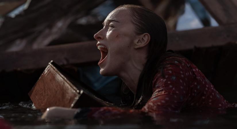 A Náci zombik rendezőjének katasztrófafilmjében elönt a tenger egy várost, de az igazi veszélyt nem az árvíz, hanem a cápák jelentik