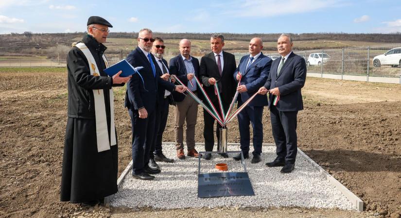 Új korszak kezdődik Bátaszéken: 13 milliárdos beruházás indult el a város határában (képgaléria)