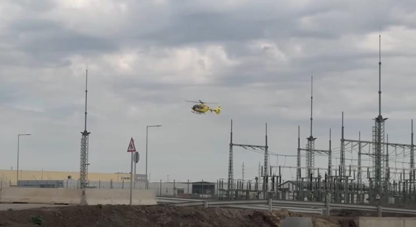 Videó: újabb baleset történt a debreceni CATL-gyár építkezésén, mentőhelikoptert is riasztottak