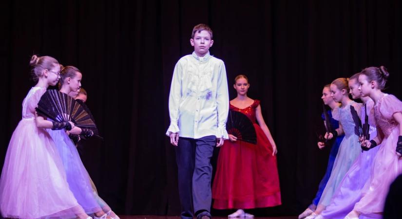 Fiatal balett-táncosok a színpadon