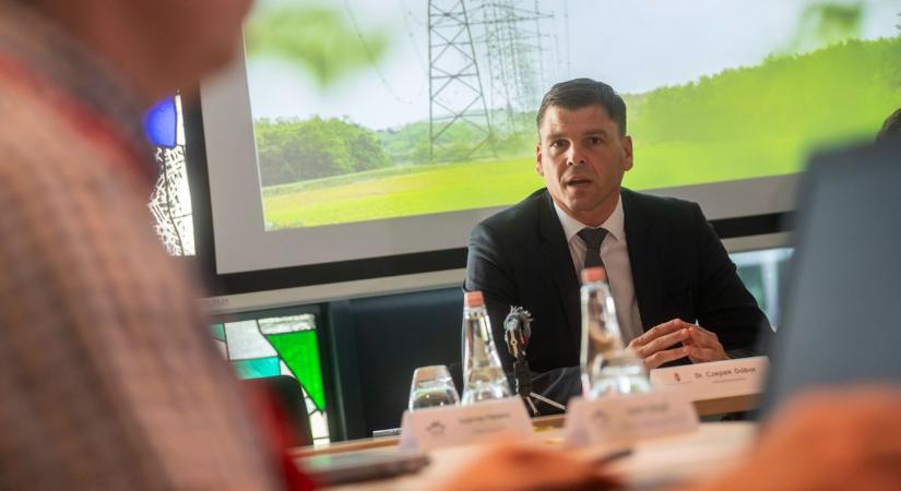 Menekülnie kellett a magyar delegációnak Kijevben - a föld alól jelentkezett be a Czepek Gábor