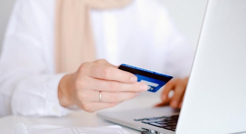 Március 15-én leállás jön az egyik hazai nagybanknál, a kártyás fizetések is szünetelni fognak