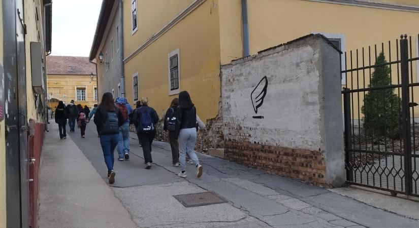 Titokzatos „szárny” jelent meg a belvárosban – itt járt a rejtélyes graffitis