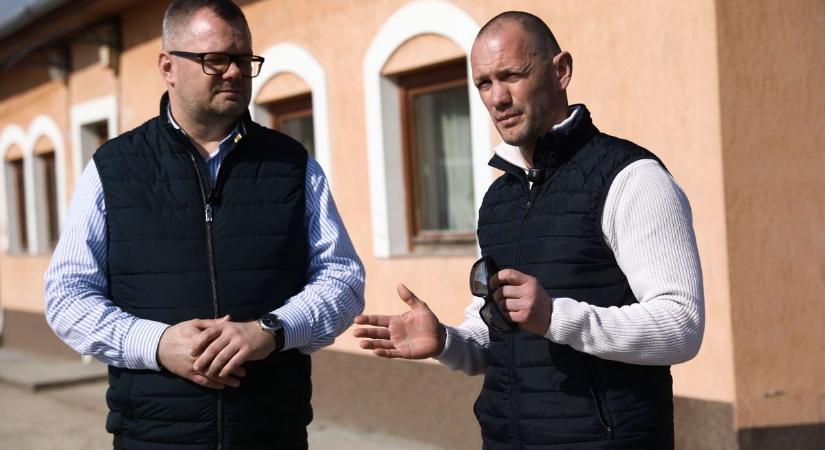 Fekete Dávid Töltéstaván tartott sajtótájékoztatót - két gyalogátkelő kötheti össze a település két részét ezentúl - Képgaléria