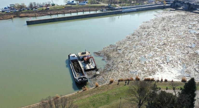 Megakadt a hulladék a kiskörei vízlépcsőnél – megkezdődött a takarítás