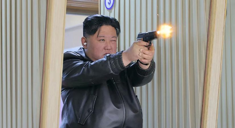 Szenzációs képeken a Rambo módjára fegyverekkel lövöldöző koreai diktátor és lánya - galéria