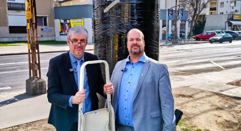 Hadházy és a zuglói polgármester fóliával takarják le a kerületi hirdetőoszlopokat, amelyeken többnyire kormánypropaganda látható