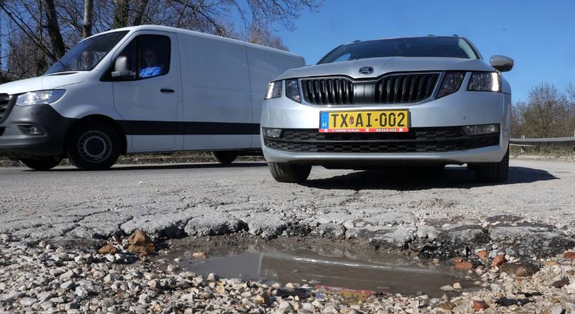 Ez már a biztosítóknak is sok(k): tízszeres emelkedés az autós kátyúkároknál